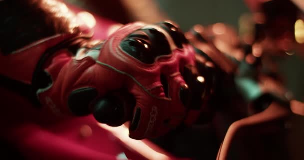 Портативный Снимок Анонимного Профессионального Мотоциклиста Защитных Перчатках Рулем Темном Гараже — стоковое видео
