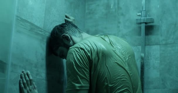 Zadní Pohled Depresivní Dospělé Muže Ležérním Oblečení Stojící Pod Sprchou — Stock video