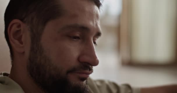 Close Zijaanzicht Van Depressieve Bebaarde Volwassen Man Die Lijdt Aan — Stockvideo