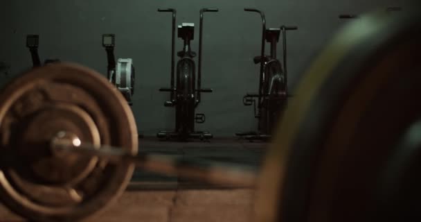 무거운 바벨의 장비에 대하여 체육관 지면에 단단히 — 비디오
