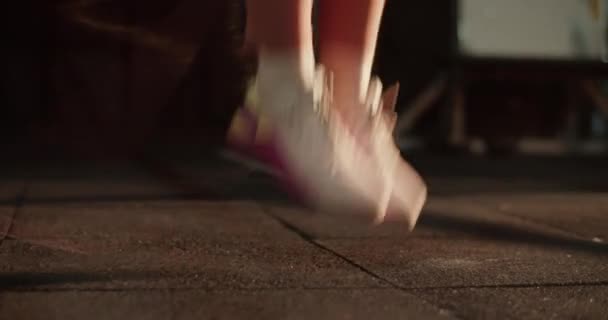 Real Time Anonieme Vrouw Sneakers Leggings Tijdens Het Sporten Sportschool — Stockvideo