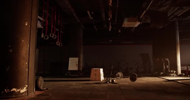 Στιγμιότυπο Πραγματικό Χρόνο Της Σκοτεινής Αίθουσας Γυμναστικής Ξύλινο Μπλοκ Και — Αρχείο Βίντεο