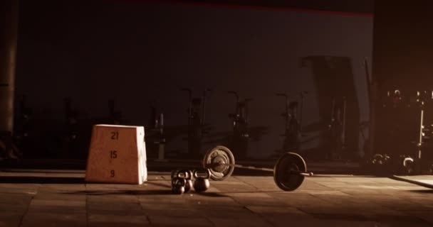 Echtzeit Handbild Einer Dunklen Turnhalle Mit Holzblock Und Eingeschaltetem Licht — Stockvideo