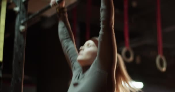 在健身俱乐部的密集训练中 身穿运动服的年轻女运动员在酒吧拉拉队 — 图库视频影像
