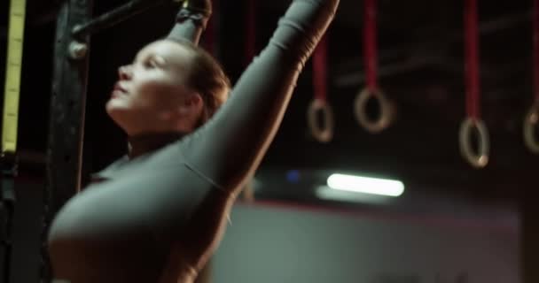 Spor Giyim Sektöründe Aktif Genç Bayan Sporcu Spor Salonunda Barfiks — Stok video