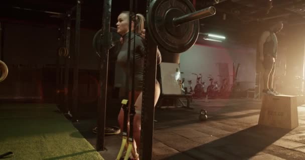 Reálném Čase Boční Pohled Sportovkyně Dívá Pryč Při Cvičení Těžkým — Stock video