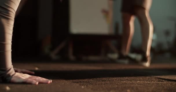 Echtzeit Stehen Unkenntlich Männchen Kurzen Hosen Beim Workout Mit Kettlebell — Stockvideo
