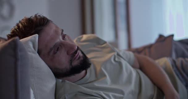 Bărbat Adult Barbă Depresivă Haine Casual Culcate Canapea Uitându Televizor — Videoclip de stoc