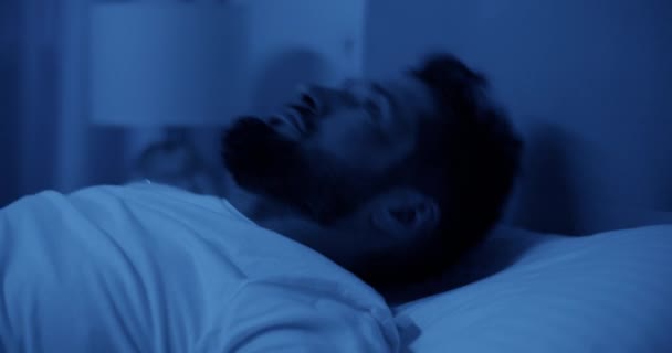 Valós Idejű Oldalnézet Szakállas Felnőtt Férfi Szenved Álmatlanság Felnézett Miközben — Stock videók