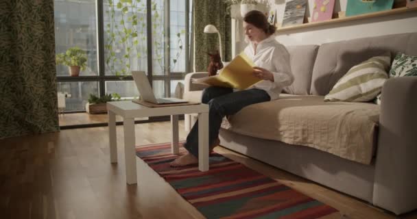 Gerçek Zamanlı Olarak Çıplak Ayaklı Yetişkin Bir Kadının Laptopta Çalışırken — Stok video