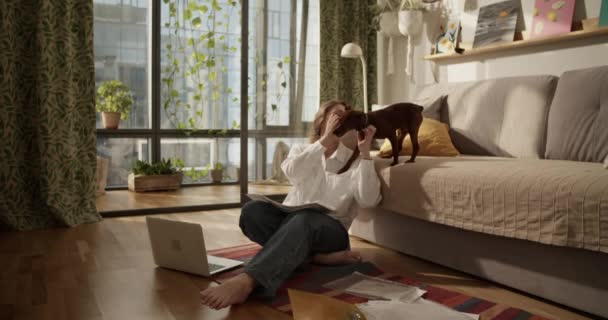 말하고 거실에서 집에서 작업하는 칼라를 노트북 바닥에 앉아있는 여성의 실시간 — 비디오