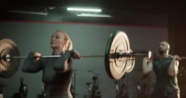 Kadın Erkeğin Halter Ağırlıklarıyla Güç Egzersizi Yaparken Spor Salonunda Ele Video Klip