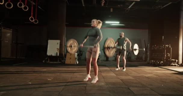 체육관에서 강렬한 바벨로 얼간이 리프팅 운동을 스포츠웨어에 활동적인 남성과 Bodybuilders — 비디오