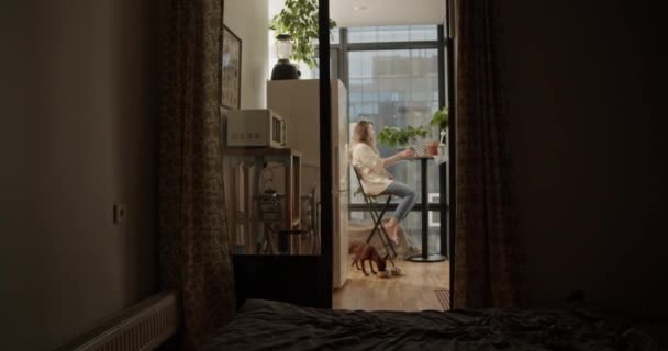 Çıplak Ayaklı Uzun Saçlı Masa Başında Oturan Evdeki Mutfak Zemininde Telifsiz Stok Video