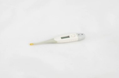 Beyaz zemin üzerinde altın uçlu dijital termometre