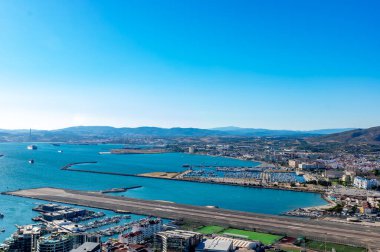 Gibraltar Europa Point Rock 'tan Seaview. Gibraltar Havaalanı Pisti 'nden görüntüle