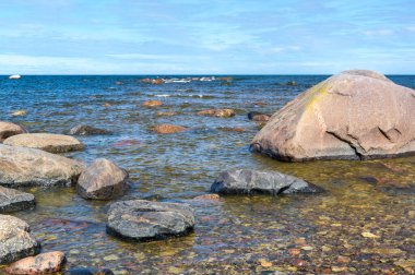 Deniz kenarında mavi dalgalar ve kayalar