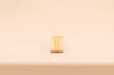 Beyaz arkaplanda tahta bloklar