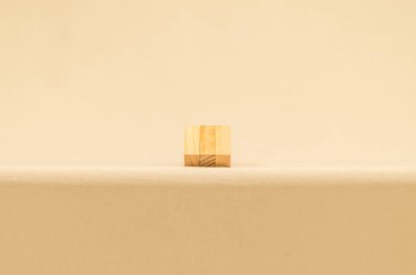 Beyaz arkaplanda tahta bloklar