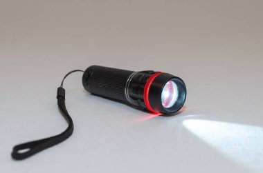 Siyah küçük el feneri izole edilmiş.