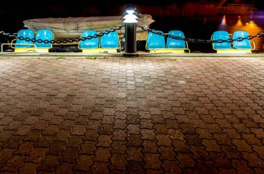 Gece kaldırımlarında pedallı tekneler.