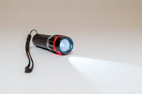 черный маленький светодиодный фонарик