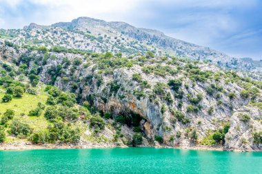 güzel dağ gölü Panta de Gorg Blau, Mallorca, İspanya