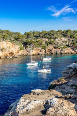 3 yat, İspanya Mayorka adası, güzel sahil körfezi Cala Pi, Akdeniz, Balear Adaları