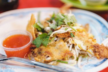 Yumurtalı kızarmış midye krepi - Tayland sokak yemeği tarzı. 