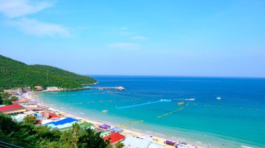 Dağlara, plajlara bakan güzel renkli deniz manzarası,