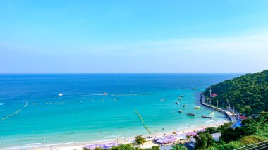 Dağlara, plajlara bakan güzel renkli deniz manzarası,