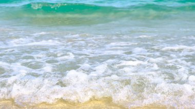 Deniz dalgaları kumlu sahile vurdu, deniz çok güzel, kristal