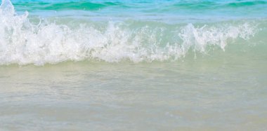 Deniz dalgaları kumlu sahile vurdu, deniz çok güzel, kristal