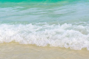 Deniz dalgaları kumlu sahile vurdu, deniz çok güzel, kristal