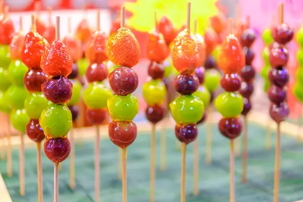 stock image Beautifully arranged sugar-coated grape and strawberry. Tang Hu 