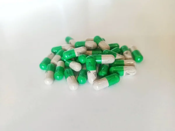 Kräuterkapseln Für Immunität Grüne Kapsel Isoliert Auf Weißem Hintergrund Nahaufnahme — Stockfoto