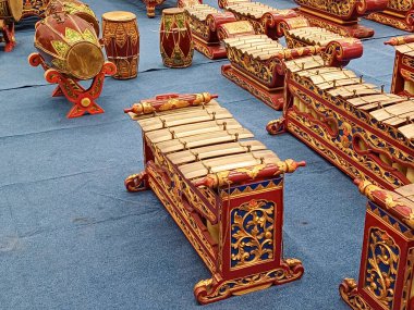 Gamelan geleneksel Cava ve Bali müzik enstrümanlarıdır.