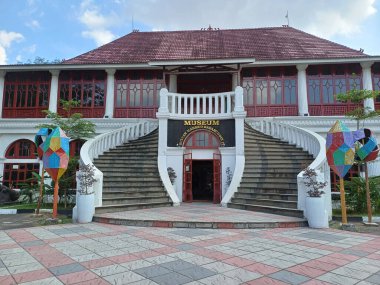 Palembang, Endonezya 'daki Sultan Mahmud Badaruddin II Müzesi, bölgenin kültür mirasını sergilemeye adanmıştır. Çok iyi korunmuş tarihi bir binada yer alan müze ziyaretçilere zengin tarih ve geleneklere kısa bir bakış sunuyor.