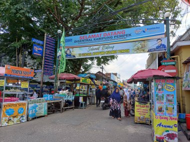 Palembang, Endonezya 'daki Sentral Kampung Pempek, ünlü pempek balık köftesi tabağına adanmış canlı bir merkezdir. Bu konumda çeşitli pempek tezgahları yer alıyor ve ziyaretçilere yerel gıda kültürünü kutlayan bir dizi mutfak deneyimi sunuyor.