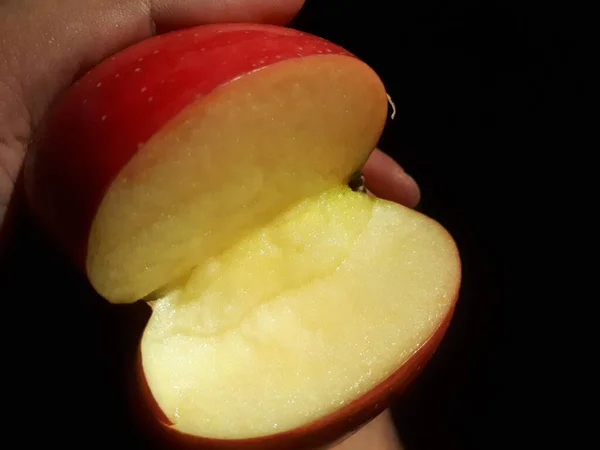 Cerrar Vista Sobre Manzana Sobre Fondo Negro — Foto de Stock