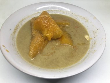 Patatesli domuz etine yakından bakmak.