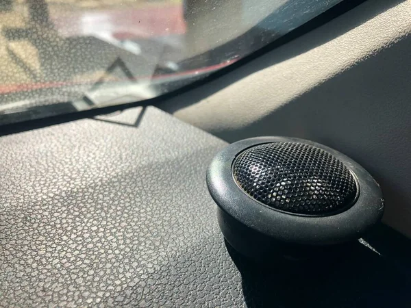 Bir arabanın penceresini kapat