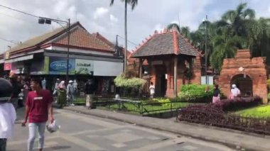 Endonezya 'daki Sunan Kudus dini turizmine giden yolun videosu.