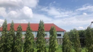 Evi olan güzel bir manzara.