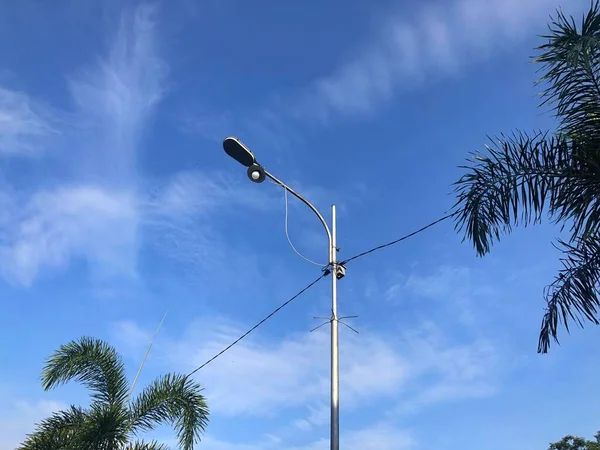 Mavi gökyüzünün arka planında sokak lambası