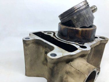 Beyaz arka planda paslı metal bir boru.