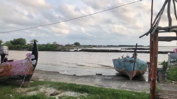 Barco Madera Apoyado Mar Por Noche — Vídeos de Stock