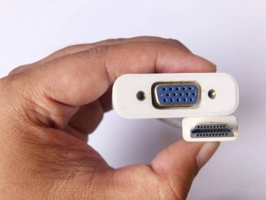 Gri arkaplanda el ele tutuşan usb anahtarı