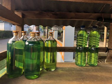 Cam bir kavanozda şarap şişeleri