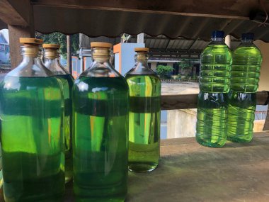 Masanın üzerinde farklı türde sirke şişeleri var.